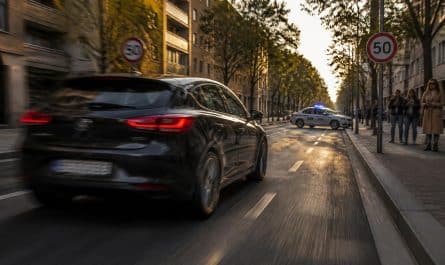 découvrez l'histoire d'un conducteur contrôlé à plus de 100 km/h en zone 50, confronté aux conséquences d'une vitesse excessive sans aucune échappatoire.