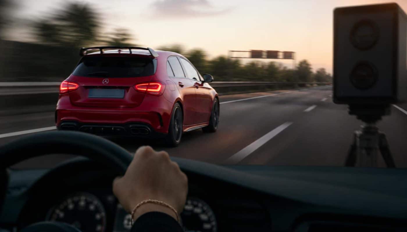 découvrez les conséquences graves d'un excès de vitesse à 175 km/h au volant d'une mercedes-amg a45 et ce que cela implique en termes de sanctions et risques.