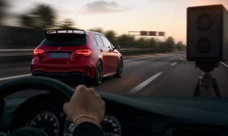 découvrez les conséquences graves d'un excès de vitesse à 175 km/h au volant d'une mercedes-amg a45 et ce que cela implique en termes de sanctions et risques.