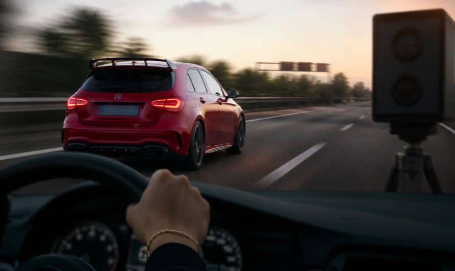 Flashée à 175 km/h au volant d’une Mercedes-AMG A45 : quelles sont les conséquences sévères qui vous attendent ?