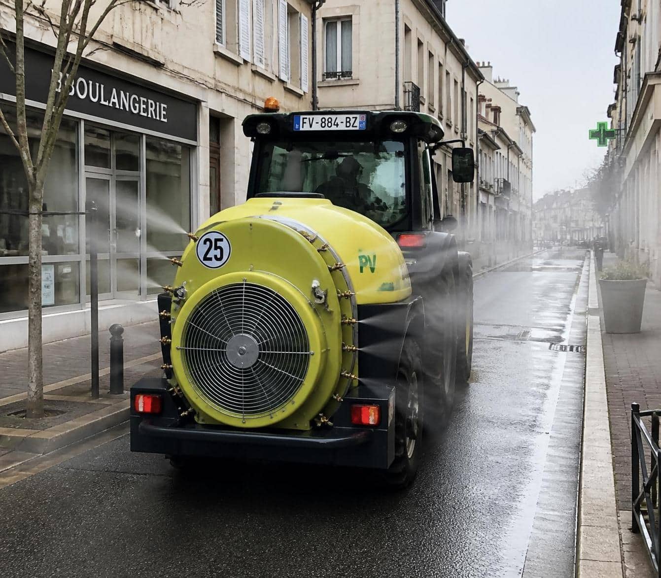d&eacute;couvrez la sulfateuse &agrave; pv, le v&eacute;hicule high-tech innovant qui surveille et lutte efficacement contre le stationnement ill&eacute;gal en milieu urbain.
