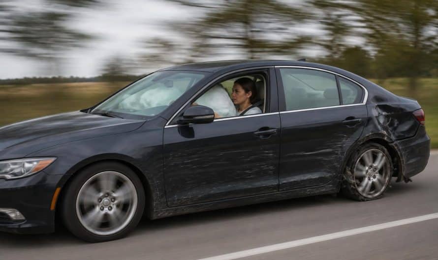 Malgré la perte d&rsquo;une roue et airbags activés, cette conductrice poursuit sa route avec détermination
