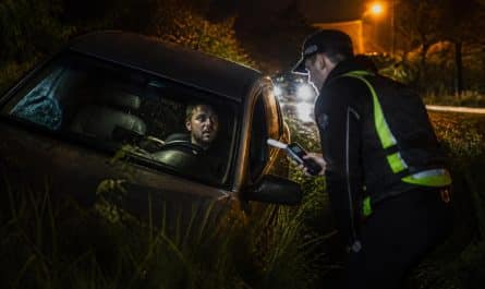 lors d'une nuit dangereuse, un conducteur perd le contrôle sur une route humide et finit sa course dans un fossé. l'alcootest révèle la vérité sur les causes de cet accident.