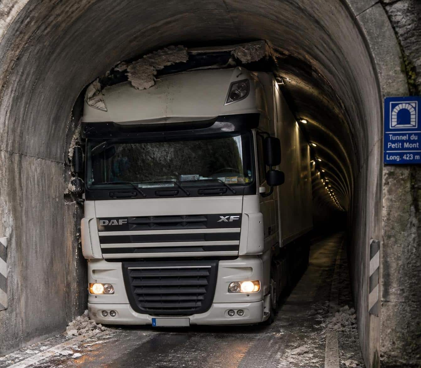 un poids lourd s'immobilise dans un tunnel en suivant &agrave; la lettre son gps, entra&icirc;nant un important bouchon et un chaos sur la route.