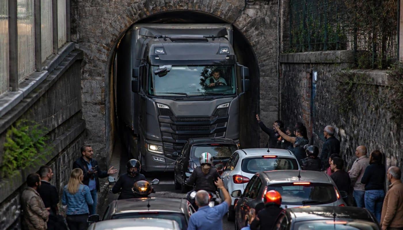 un poids lourd bloquant un tunnel après avoir suivi aveuglément son gps, causant un important chaos routier et perturbant la circulation.