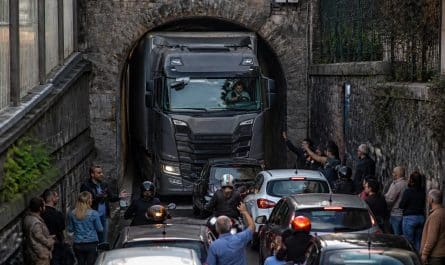 un poids lourd bloquant un tunnel après avoir suivi aveuglément son gps, causant un important chaos routier et perturbant la circulation.