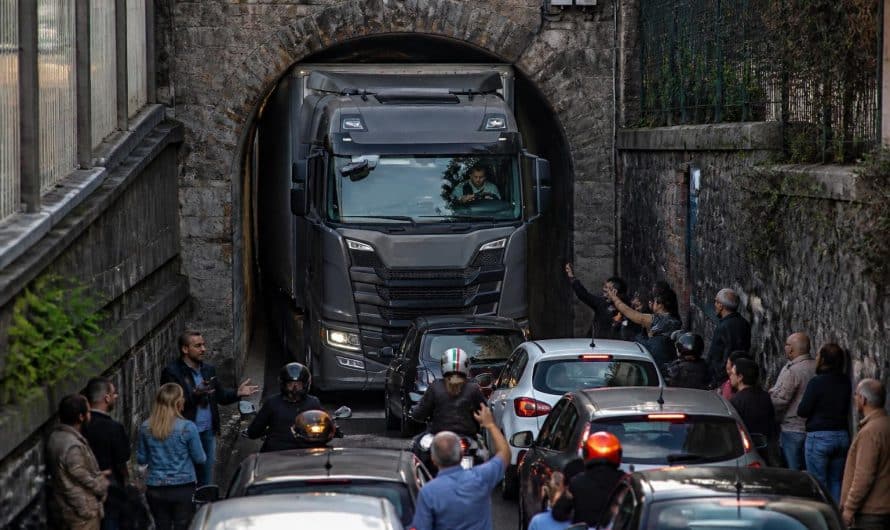 un poids lourd bloquant un tunnel après avoir suivi aveuglément son gps, causant un important chaos routier et perturbant la circulation.
