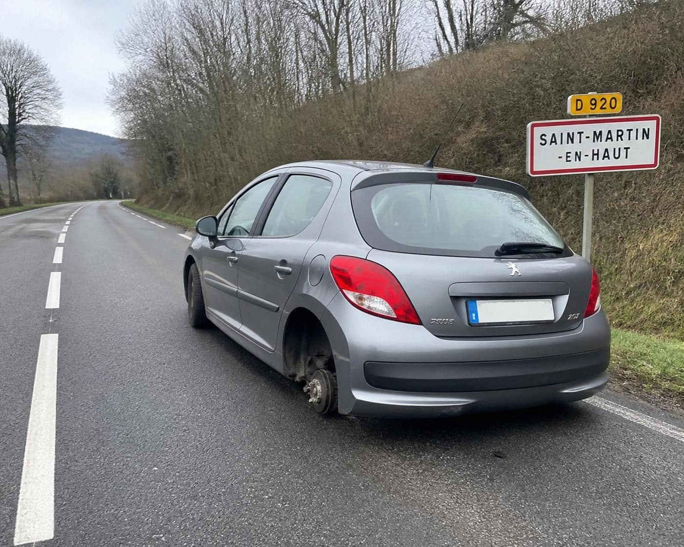 d&eacute;couvrez cet incroyable incident o&ugrave; une voiture perd une roue &agrave; plus de 100 km/h juste apr&egrave;s avoir quitt&eacute; le garage, un moment spectaculaire et dangereux captur&eacute; en vid&eacute;o.