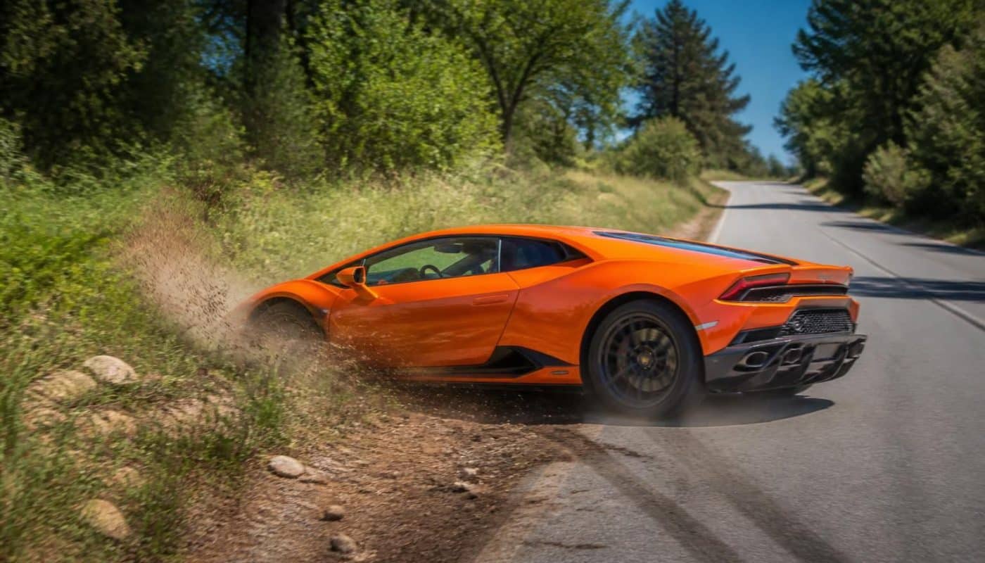 découvrez l'histoire d'une course à plus de 200 km/h au volant d'une lamborghini, une vitesse extrême qui se conclut tragiquement sur le bas-côté de la route.