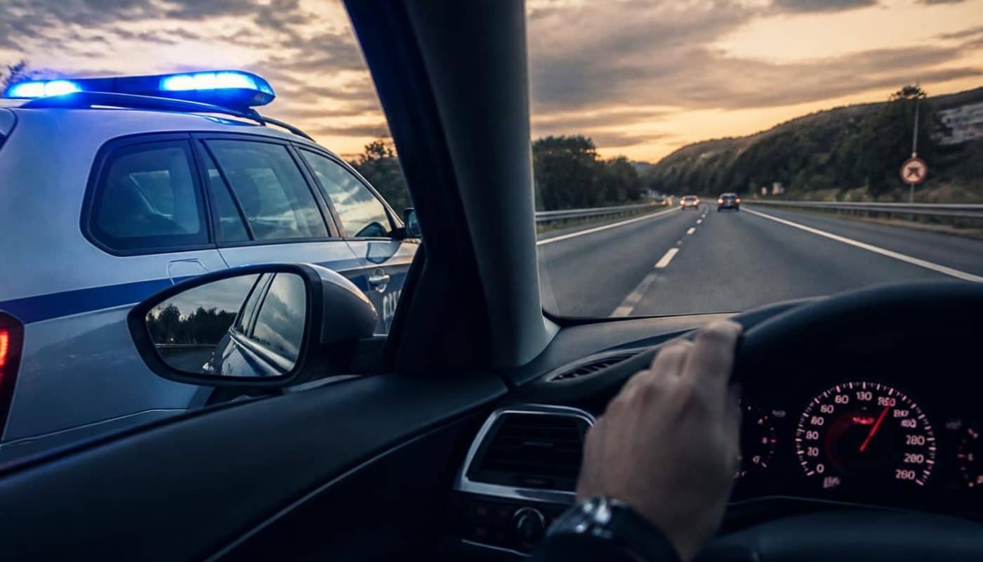 découvrez l'histoire d'un conducteur contrôlé à plus de 190 km/h, confronté à une amende inattendue pour un grand excès de vitesse. informations et conseils sur les conséquences légales.