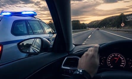 découvrez l'histoire d'un conducteur contrôlé à plus de 190 km/h, confronté à une amende inattendue pour un grand excès de vitesse. informations et conseils sur les conséquences légales.