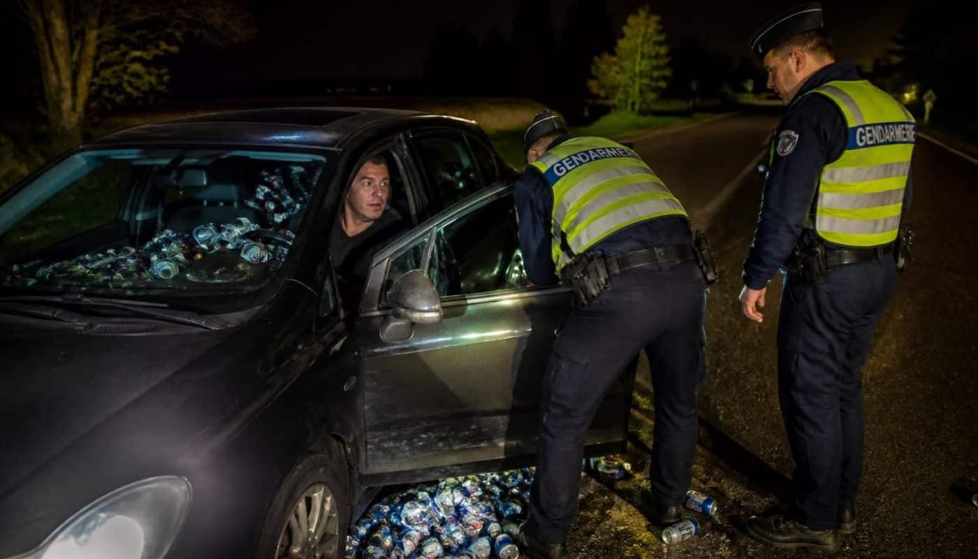 un conducteur contrôlé en état d’ivresse par les gendarmes, surpris avec plus de 30 canettes d’alcool à ses côtés, met en lumière les risques liés à la conduite sous influence.
