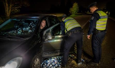 un conducteur contrôlé en état d’ivresse par les gendarmes, surpris avec plus de 30 canettes d’alcool à ses côtés, met en lumière les risques liés à la conduite sous influence.