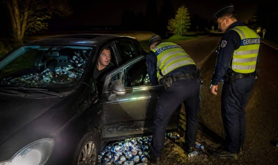 un conducteur contrôlé en état d’ivresse par les gendarmes, surpris avec plus de 30 canettes d’alcool à ses côtés, met en lumière les risques liés à la conduite sous influence.
