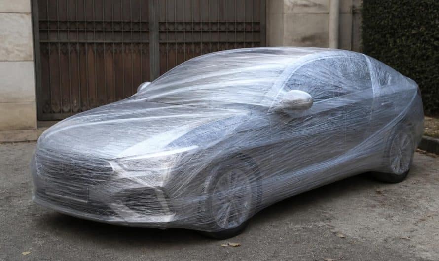 Il gare sa voiture devant une porte et la retrouve complètement enroulée de film plastique !