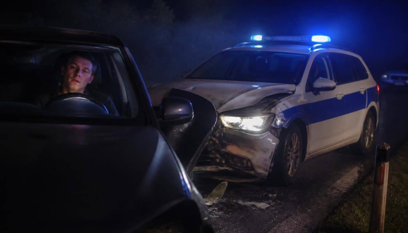 un conducteur sous l'emprise de l'alcool percute une voiture de gendarmerie stationnée, entraînant des conséquences graves.