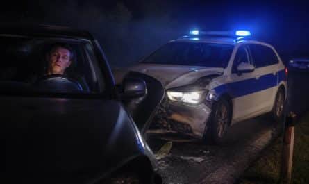 un conducteur sous l'emprise de l'alcool percute une voiture de gendarmerie stationnée, entraînant des conséquences graves.