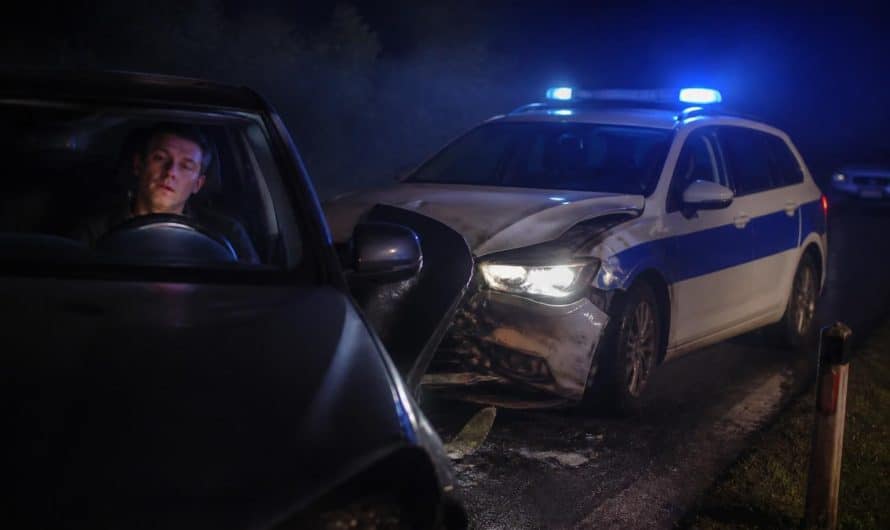 un conducteur sous l'emprise de l'alcool percute une voiture de gendarmerie stationnée, entraînant des conséquences graves.