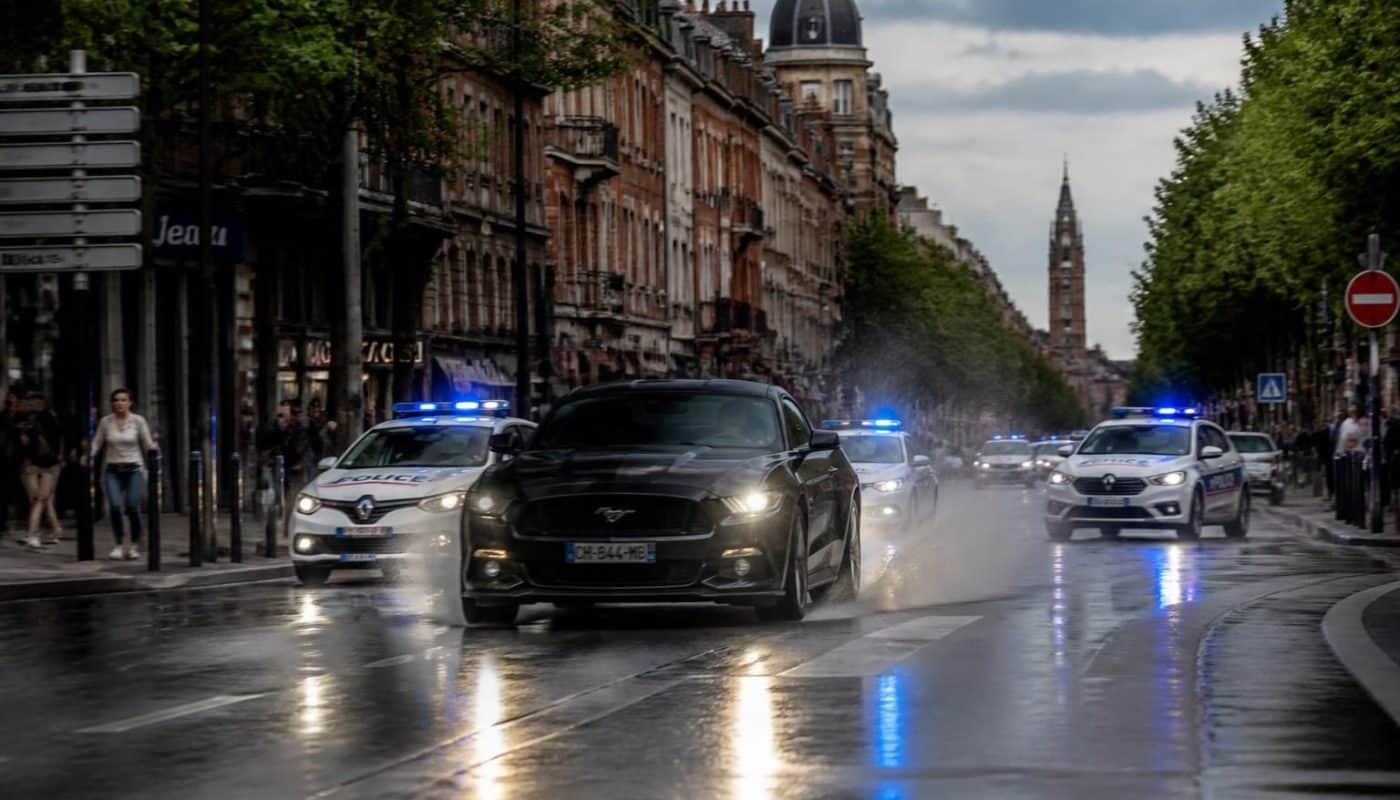 à lille, un vol de voiture provoque une course-poursuite spectaculaire de 80 km avec la police, mobilisant les forces de l'ordre pour arrêter le fugitif.