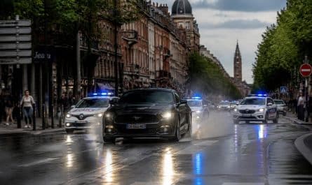 à lille, un vol de voiture provoque une course-poursuite spectaculaire de 80 km avec la police, mobilisant les forces de l'ordre pour arrêter le fugitif.