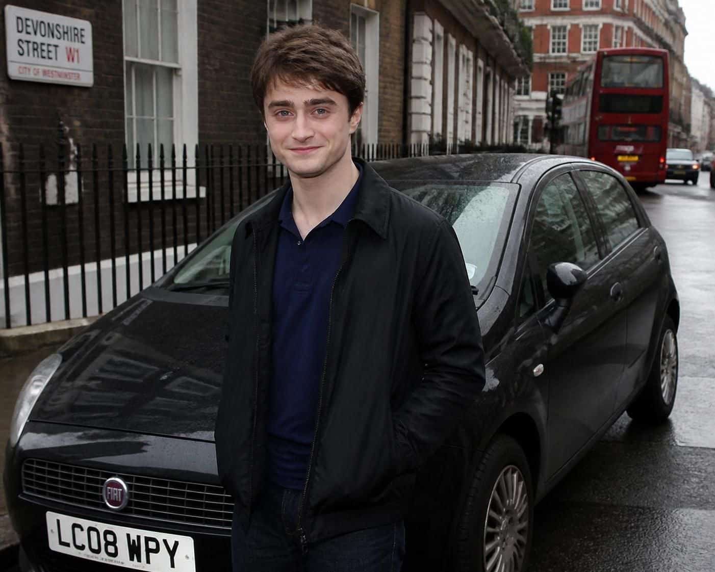 découvrez comment daniel radcliffe, célèbre pour harry potter, fait sensation en achetant une fiat grande punto exceptionnelle évaluée à 24 millions d'euros.