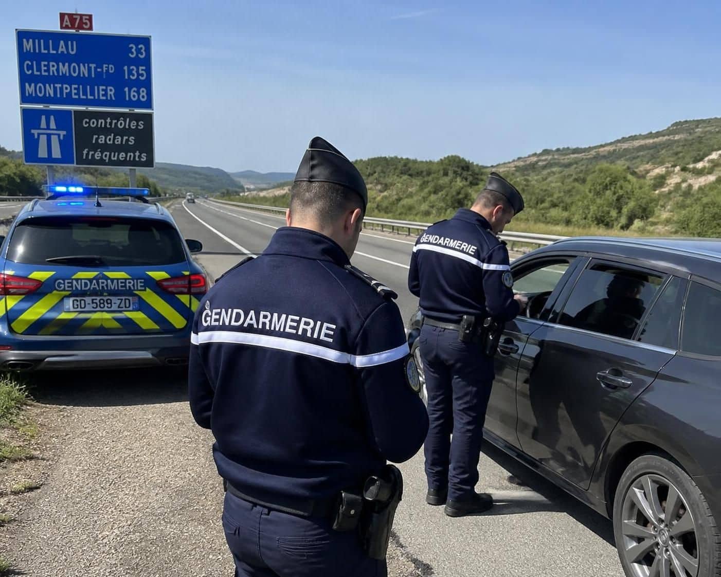 deux conducteurs ont été suspendus après avoir été flashés pour des excès de vitesse spectaculaires à 186 km/h et 222 km/h. découvrez les détails de ces infractions routières majeures.