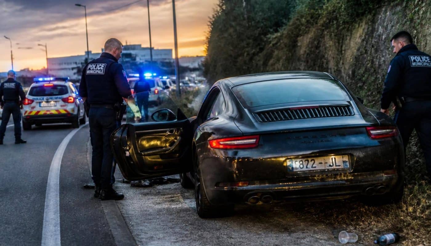 découvrez les détails d'une poursuite spectaculaire impliquant un conducteur en état d'alcoolémie, des plaques d'immatriculation falsifiées et un véhicule abandonné après une fuite face à la police municipale pour excès de vitesse.