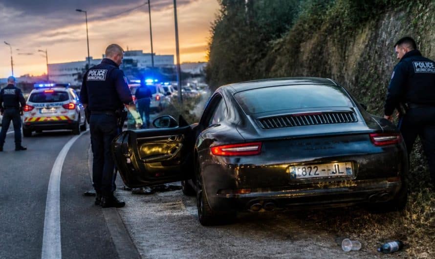 découvrez les détails d'une poursuite spectaculaire impliquant un conducteur en état d'alcoolémie, des plaques d'immatriculation falsifiées et un véhicule abandonné après une fuite face à la police municipale pour excès de vitesse.