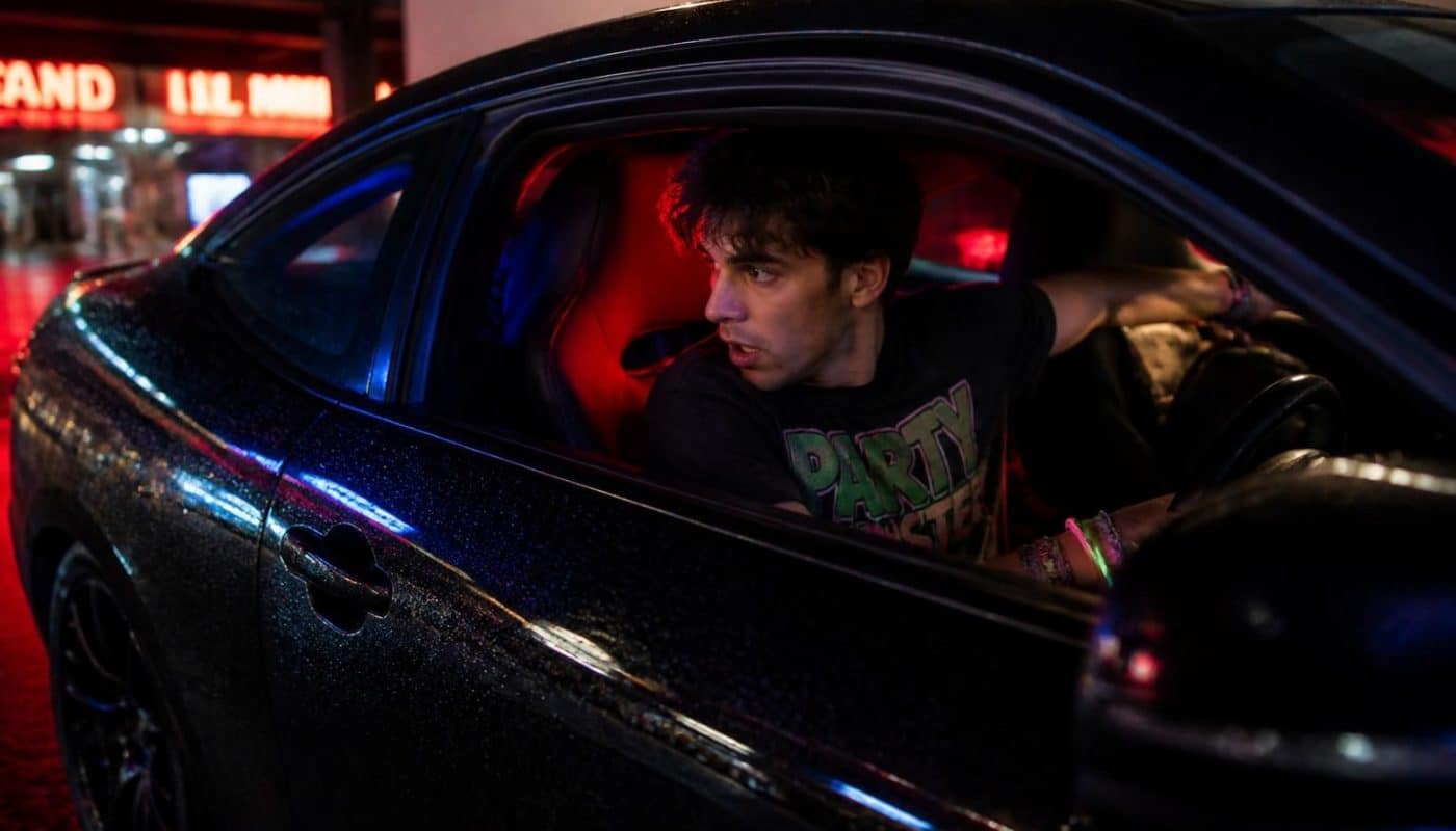 un fêtard coincé dans une voiture chauffée libère le frein à main pour attirer l’attention, créant une situation inattendue et dangereuse.