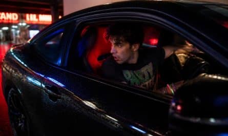 un fêtard coincé dans une voiture chauffée libère le frein à main pour attirer l’attention, créant une situation inattendue et dangereuse.