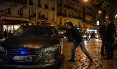 un homme sous l'emprise de l'alcool attaque une voiture banalisée de la police, la prenant à tort pour un véhicule de « parisiens ».