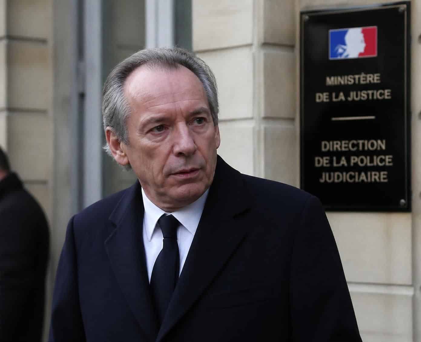 un ancien premier ministre impliqu&eacute; dans un accident avec sa voiture de fonction. une enqu&ecirc;te a &eacute;t&eacute; ouverte pour faire toute la lumi&egrave;re sur les circonstances de cet incident.