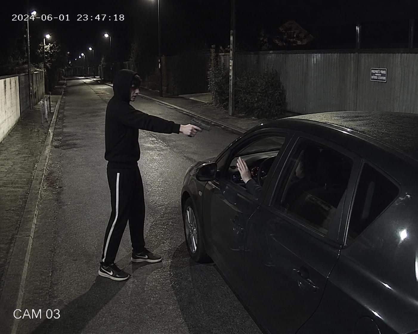 un jeune homme a été condamné après avoir menacé une voiture en utilisant une arme factice, soulignant les conséquences légales de ce geste dangereux.