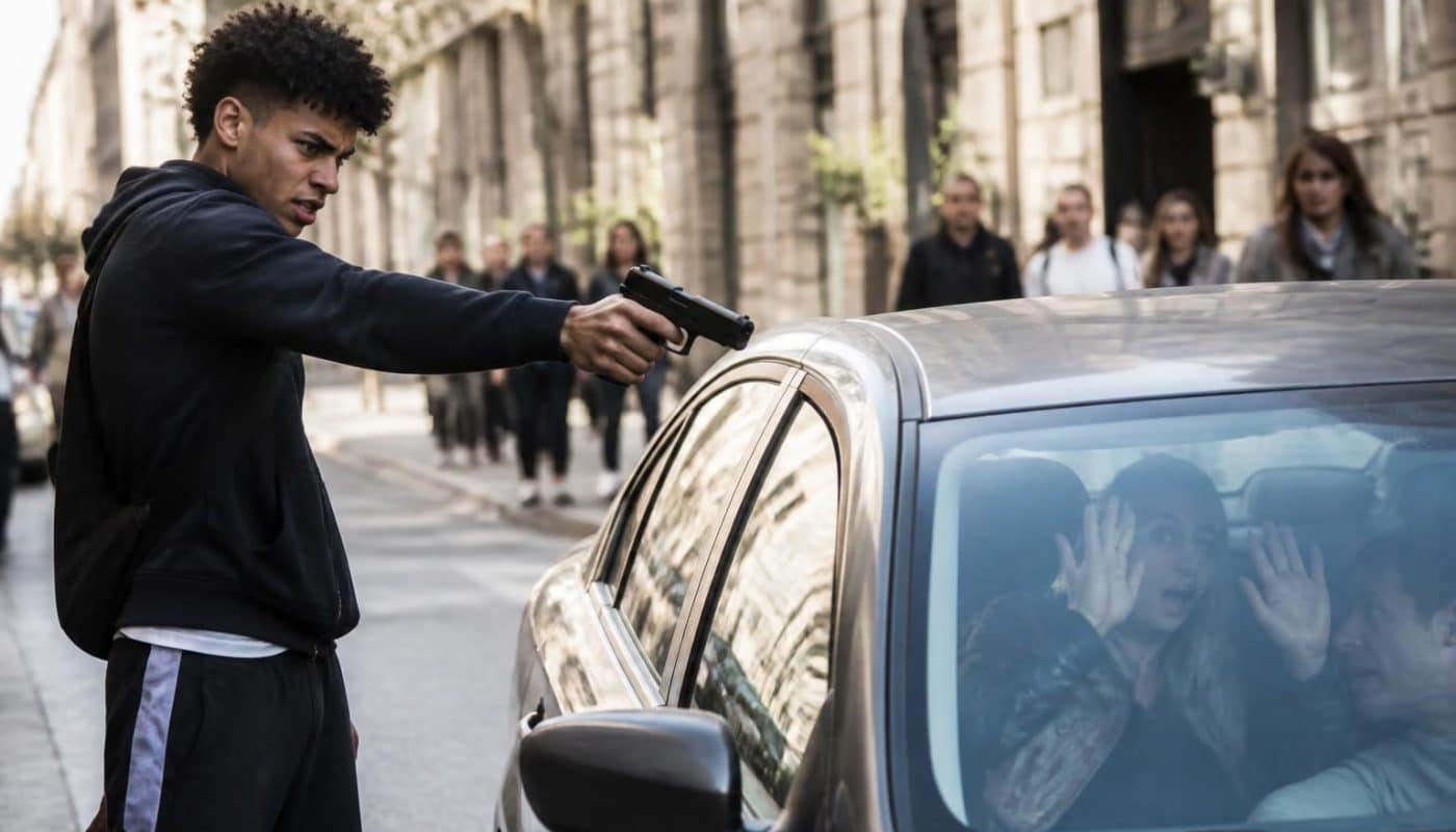 un jeune homme a été condamné après avoir menacé une voiture à l'aide d'une arme factice, soulignant les conséquences graves de tels actes même sans usage d'arme réelle.