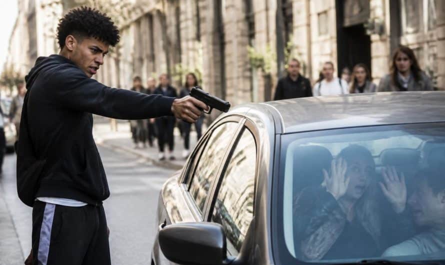 un jeune homme a été condamné après avoir menacé une voiture à l'aide d'une arme factice, soulignant les conséquences graves de tels actes même sans usage d'arme réelle.