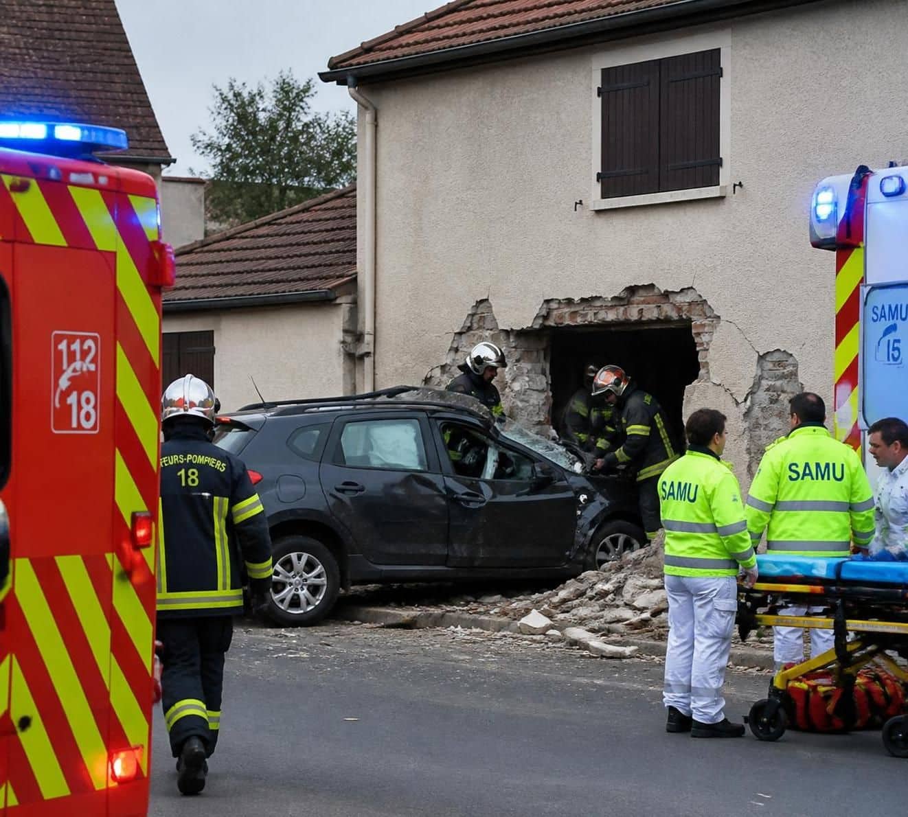 une voiture dévale un talus et percute une maison située cinq mètres plus bas. les secours sont intervenus toute la nuit pour gérer la situation et sécuriser les lieux.