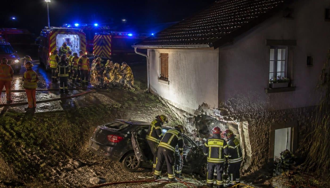 une voiture a percuté une maison située cinq mètres plus bas, provoquant une intervention des secours qui a duré toute la nuit pour sécuriser les lieux et porter assistance.