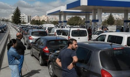 découvrez pourquoi, à 14 heures, des files d'attente inédites se forment devant nos stations-service, révélant l'impact de la flambée des prix du carburant.