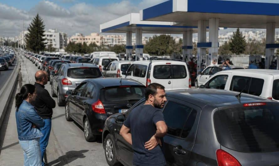À 14 heures, des files d&rsquo;attente inédites devant nos stations : la flambée des prix du carburant en pleine lumière