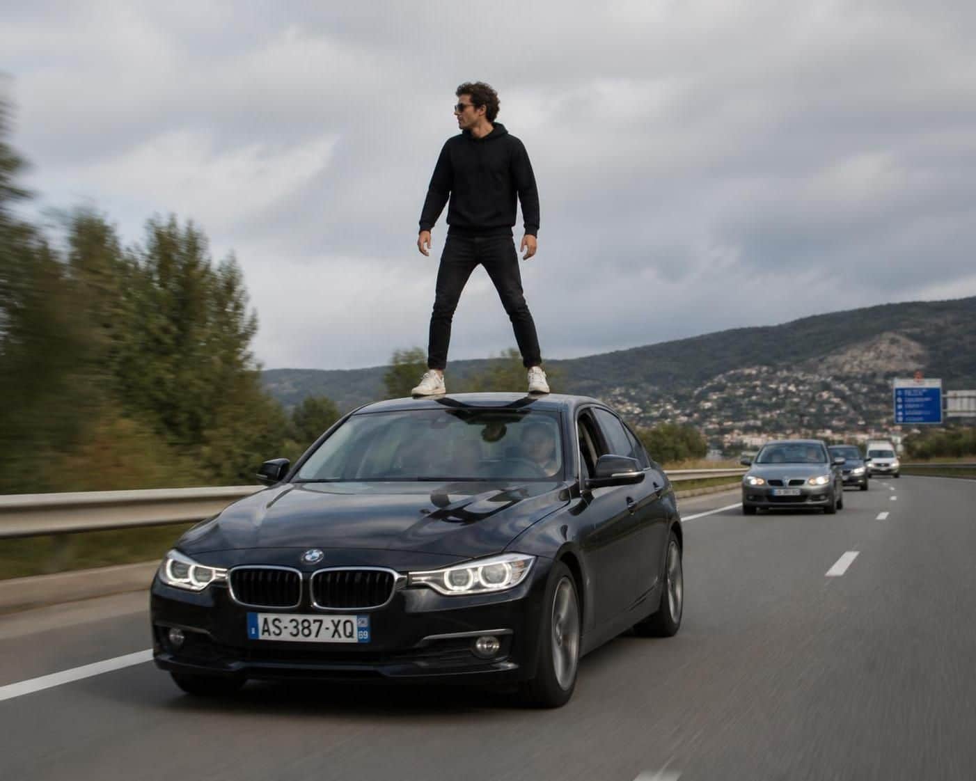 un homme monte sur le toit d'une voiture en mouvement, provoquant l'intervention rapide de la police qui l'appr&eacute;hende pour mettre fin &agrave; cette situation dangereuse.