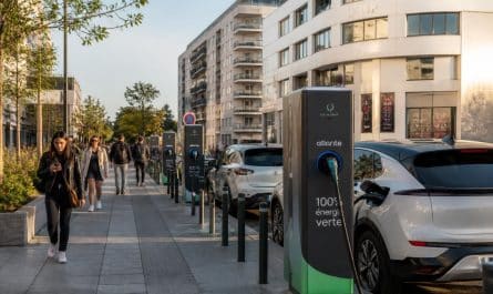 saint-nazaire intensifie le déploiement des bornes de recharge publiques pour véhicules électriques afin de faciliter la mobilité durable et encourager l'adoption des transports propres.