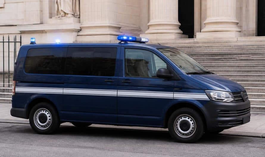 un homme conduit un van ressemblant à un véhicule de gendarmerie, équipé de gyrophares et de bandes blanches, et fait face à la justice pour cette imitation.