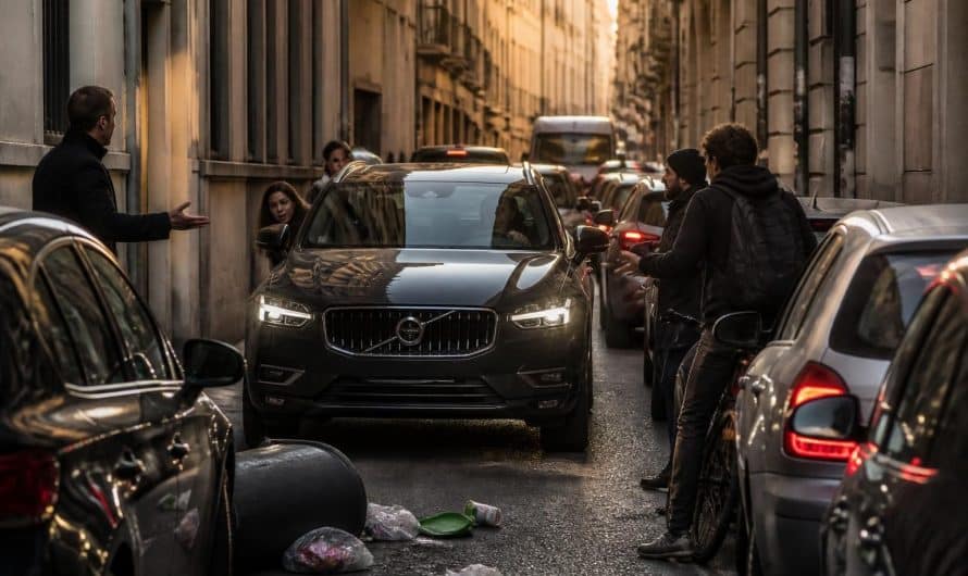 Un conducteur en Volvo s&rsquo;engage à contresens : une ruelle devient théâtre de chaos