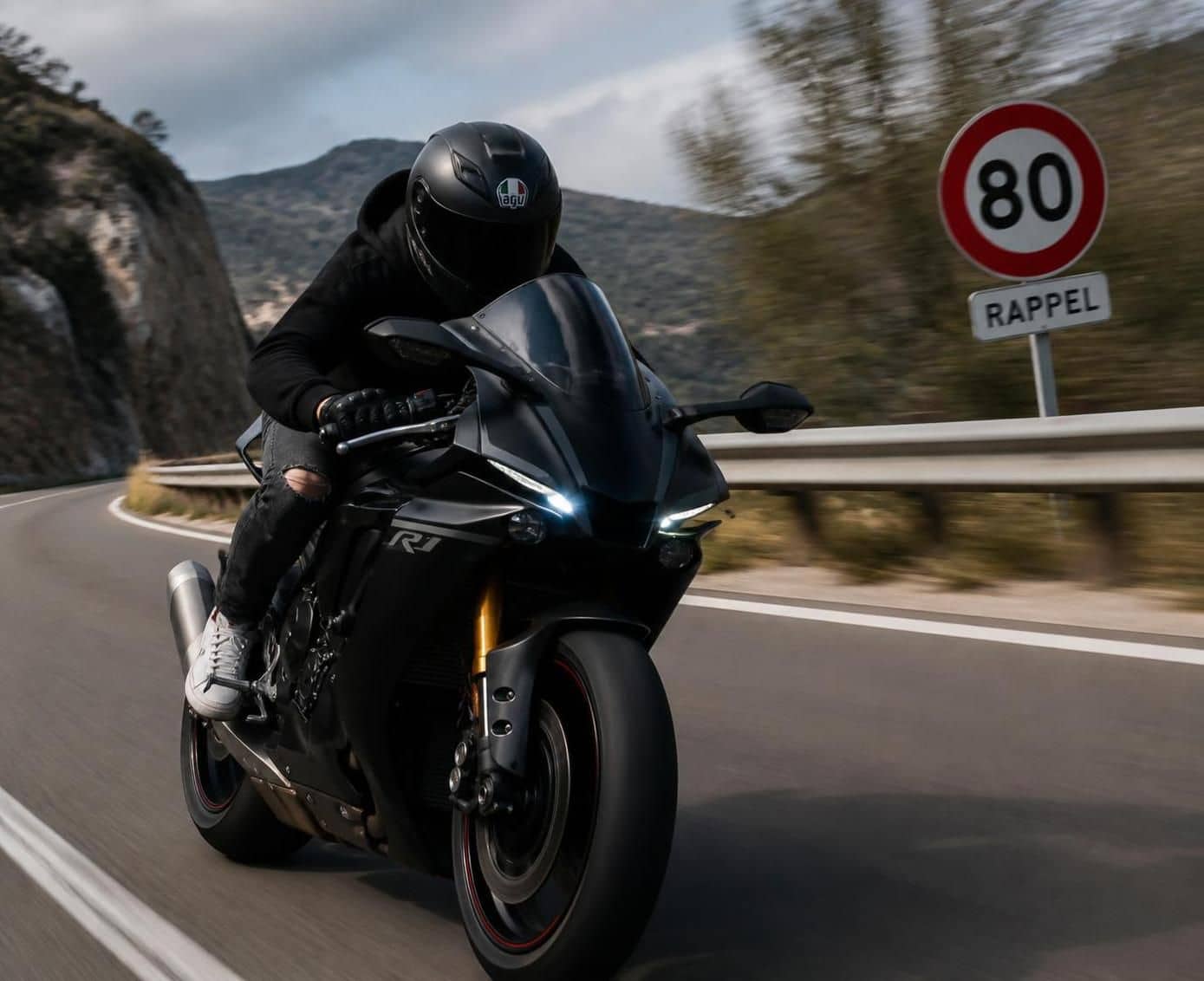 un jeune motard dépasse largement la limite de vitesse en roulant à 110 km/h au lieu de 50, entraînant de graves conséquences. découvrez les détails de cet accident.