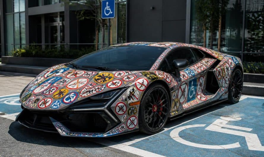 Une Lamborghini Revuelto à 1 million de dollars garée sur une place handicapée se retrouve couverte d’autocollants réprobateurs