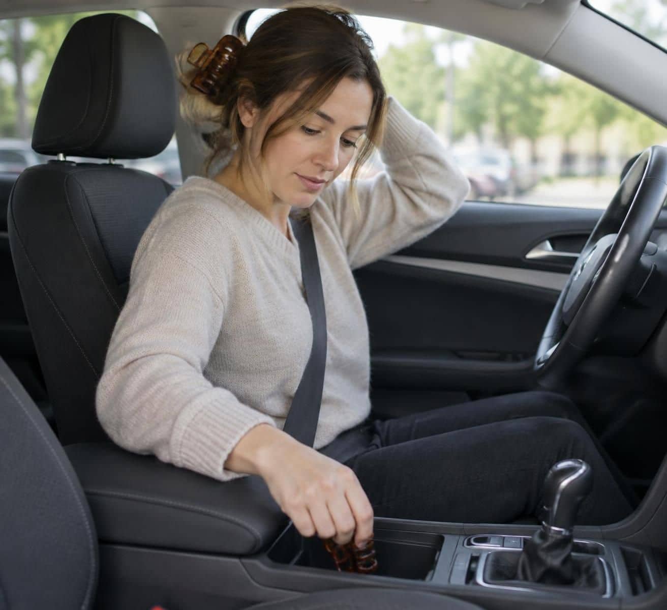 port&eacute; par de nombreuses conductrices, cet accessoire pourrait g&ecirc;ner la conduite et compromettre la s&eacute;curit&eacute;. d&eacute;couvrez pourquoi il vaut mieux le retirer au volant.
