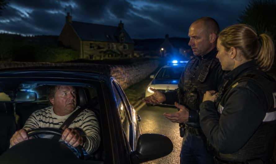 un conducteur en état d'ivresse refuse de se soumettre à un contrôle de police en invoquant son identité bretonne, entraînant une intervention des forces de l'ordre.