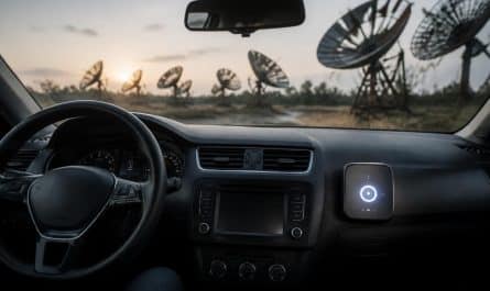 découvrez comment les stations de radio militent pour l'installation obligatoire de récepteurs spécifiques dans les voitures, annonçant la fin progressive de la radio traditionnelle embarquée.