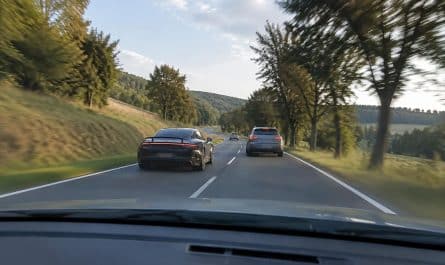 une porsche est filmée à 172 km/h sur une route limitée à 56 km/h : les images de sa dashcam révèlent l’impressionnant excès de vitesse.