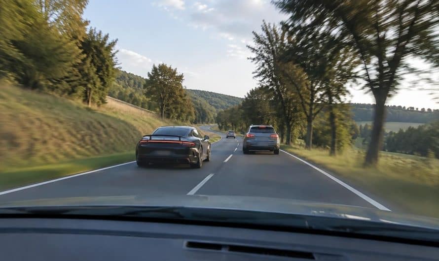 une porsche est filmée à 172 km/h sur une route limitée à 56 km/h : les images de sa dashcam révèlent l’impressionnant excès de vitesse.